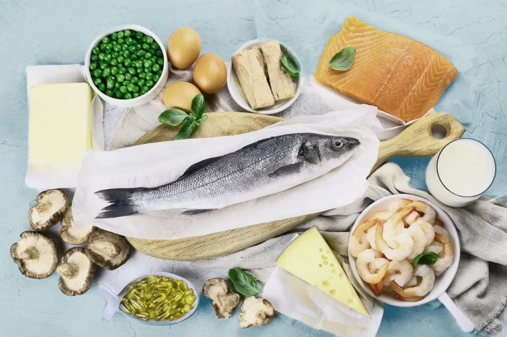 صورة توضح الأغذية الغنية بفيتامين دال والكالسيوم مثل الأسماك والحبوب والخضروات المختلفة