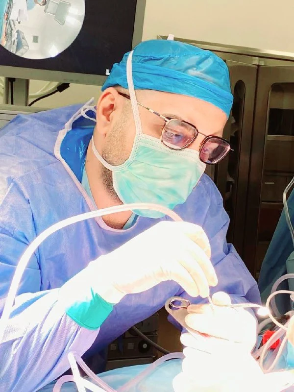 الدكتور شتين اشيك أثناء اجراء العملية